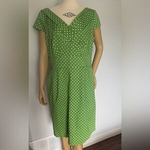 Tahari Green Polka Dot cotton Dress. Ptp 20” lenght 39”